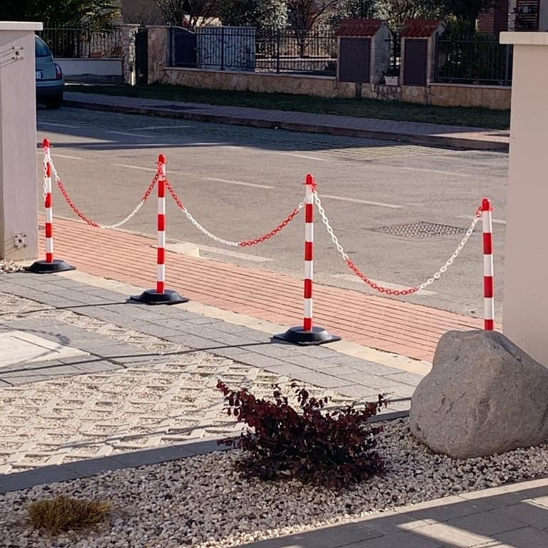 Kjedeavsperring – Basic – 16 stolper inkludert 25 m plastkjede (rød/hvit)