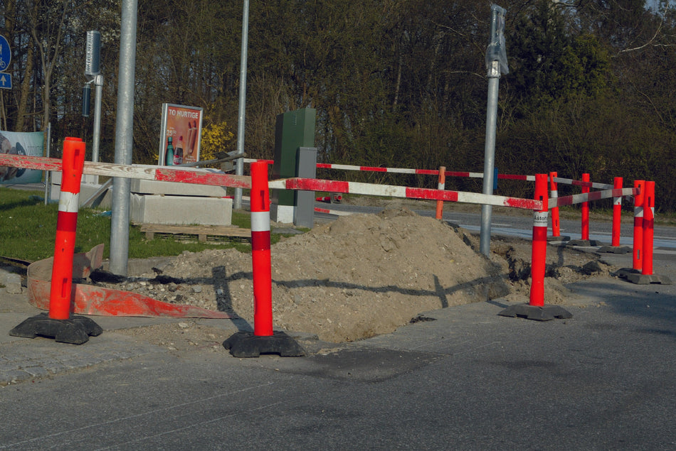 Plastbarriere stender med hull for brett