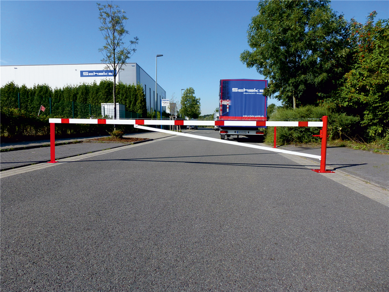 Svingbarriere med avstivningsrør og trekkrepsforsterkning