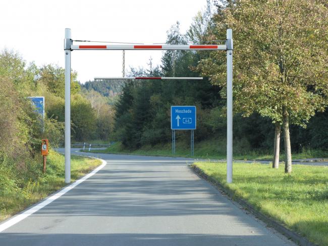 Fast høydebegrensningsbom