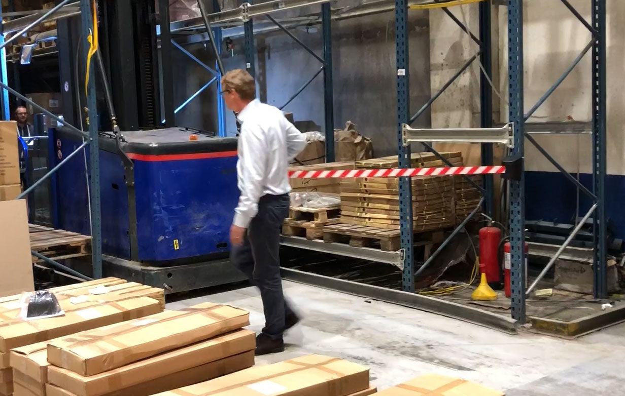 Last inn video: Effektiv og enkel å installere, denne veggmonterte beltebarrieren er den perfekte løsningen for å håndtere folkemengdekontroll og avsperring av områder i lager, lasteramper eller offentlige rom. Med sitt 10-meters uttrekkbare belte gir denne barrieren maksimal fleksibilitet i å skape trygge, avgrensede soner. Den holdbare designen sikrer langvarig ytelse, noe som gjør den ideell for både innendørs og utendørs bruk.