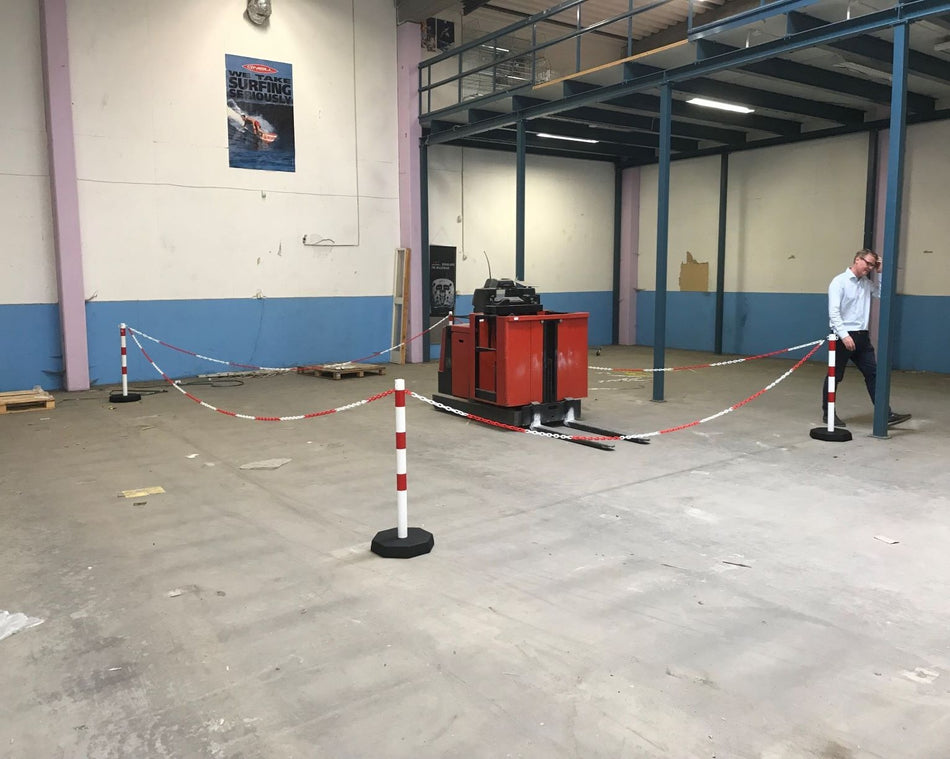 (6 pakning) - Flexibarrier Stolpe & Kjettingbarriere - Stål - inkludert 25m plastkjetting (Rød/Hvit)