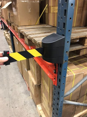 FlexiBarrier Veggmontert avsperringsbånd – Magnetisk – (4,5 eller 10 meter bånd)