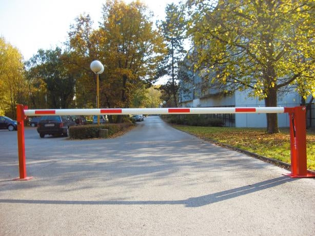 Manuell veibom med pneumatisk fjær og fast stolpestøtte